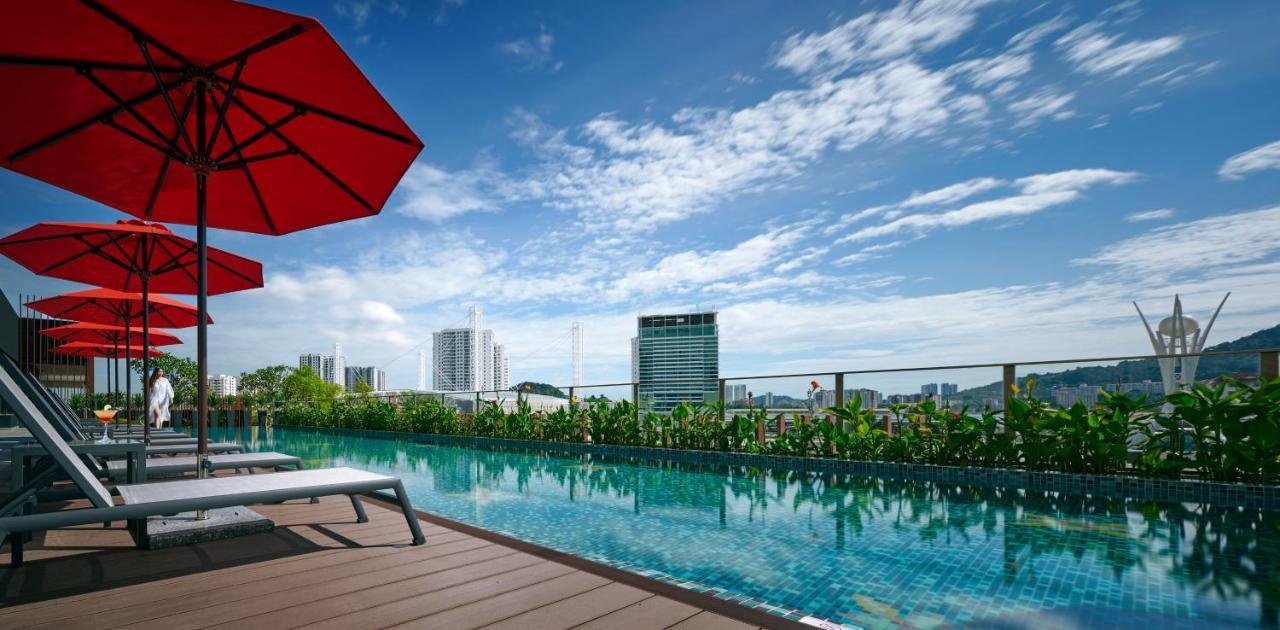 Amari Spice Penang Hotel Bayan Lepas Eksteriør billede The swimming pool at the rooftop