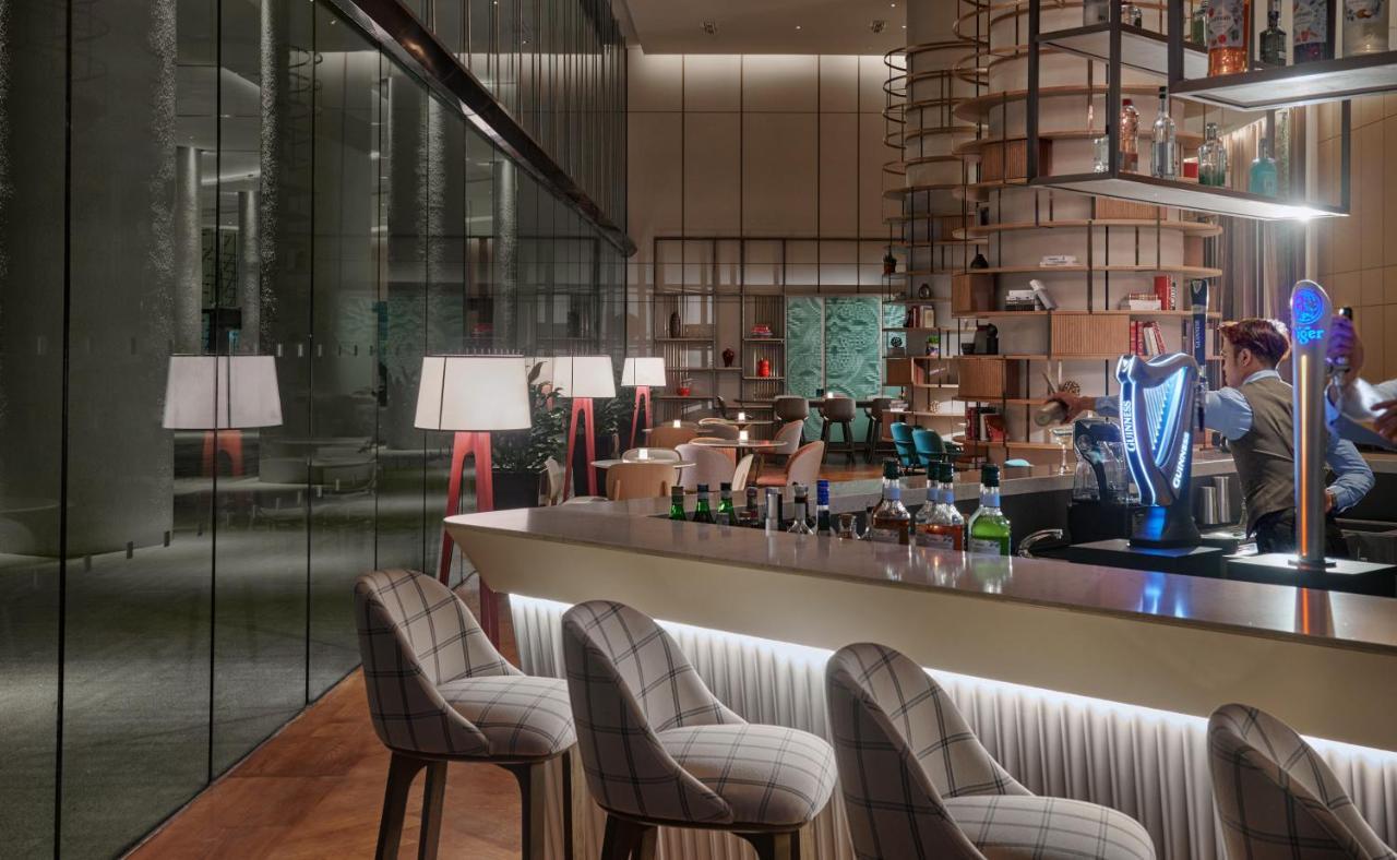 Amari Spice Penang Hotel Bayan Lepas Eksteriør billede The bar at the hotel